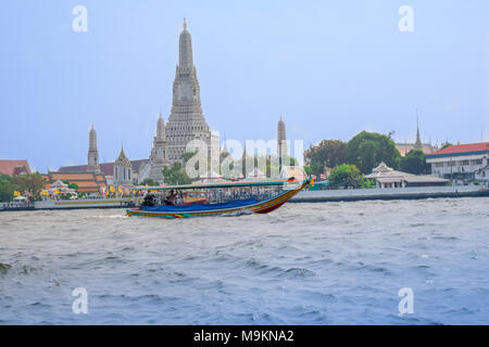 BANGKOK, THAÏLANDE, mars, 23, 2018 : vue extérieure de l'épatante Wat Arun Bangkok en Thaïlande, le Temple de l'aube, sur la rivière Chao Phraya dans l'horizont Banque D'Images