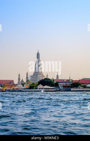 BANGKOK, THAÏLANDE, mars, 23, 2018 : vue extérieure de l'épatante Wat Arun Bangkok en Thaïlande, le Temple de l'aube, sur la rivière Chao Phraya dans l'horizont Banque D'Images