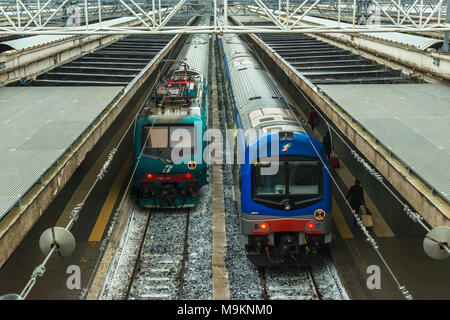 Les trains de passagers à grande vitesse sur la plate-forme ferroviaire Termini. Italie Banque D'Images