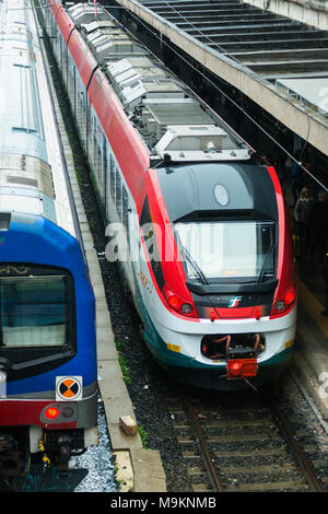 Les trains de passagers à grande vitesse sur la plate-forme ferroviaire Termini. Italie Banque D'Images