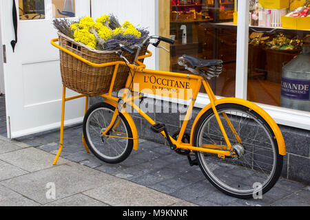 Un grand panneau sur un mur pignon à l'entrée de la prestigieuse Kildare Village retail park dans le comté de Kildare en Irlande Banque D'Images