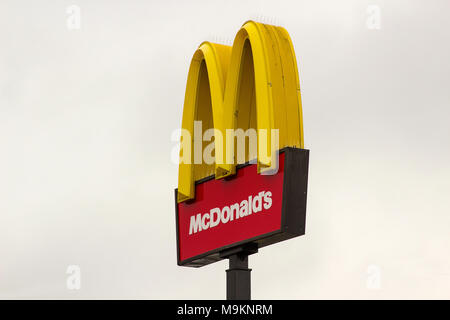 L'emblématique des McDonald's signe extérieur de la sortie locale à Newry City Irlande du Nord Banque D'Images