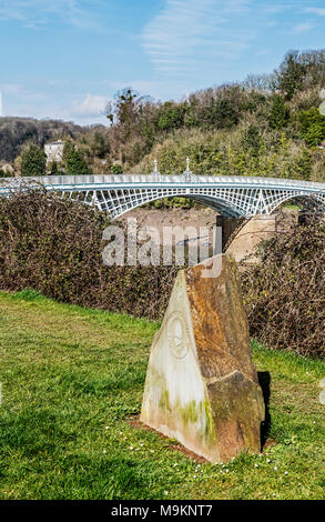 Chemin d'Offas Dyke Rock signe et de la vieille ville de Chepstow Bridge Banque D'Images