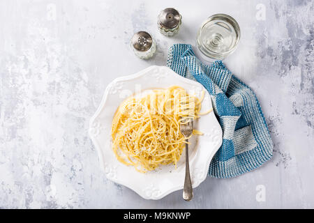 Spaghetti au fromage pecorino et poivre Banque D'Images