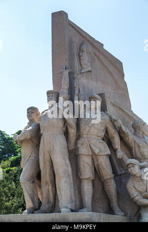 Une sculpture en argile à l'extérieur du mausolée de Mao TSE Tung représente la lutte révolutionnaire chinoise. Place Tiananmen, Pékin, Chine. Banque D'Images