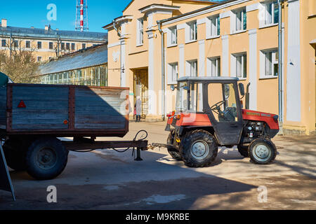 Saint Petersburg, Russie - le 10 septembre 2017 : tracteur travaillant dans le jardin botanique national. Banque D'Images