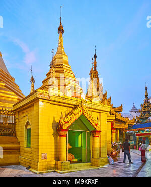 YANGON, MYANMAR - février 14, 2018 : Le principal stupa de la pagode Sule est entouré par de nombreux sanctuaires avec images en or de Bouddha, le 14 février Banque D'Images