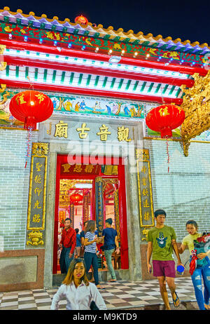 YANGON, MYANMAR - février 14, 2018 : la foule à entrnance Gumiao Guanyin Chinois Temple, décoré avec des lanternes rouges et de calligraphie, sur Februar Banque D'Images