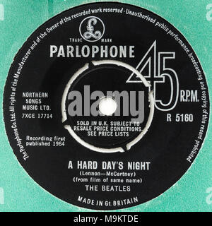 1964 45 tours d'origine de l'unique "une dure journée de Nuit" par les Beatles (Parlophone R5114) Banque D'Images