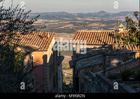 MONTALCINO, Toscane/Italie : 31 octobre 2016 : de belles rues étroites de la ville de Montalcino avec vue sur la forteresse - Montalcino, Toscane, Italie Banque D'Images