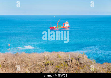 Beau paysage des îles Galápagos, avec un immense bateau dans une eau bleue magnifique. Falaises s'étend dans l'océan Banque D'Images