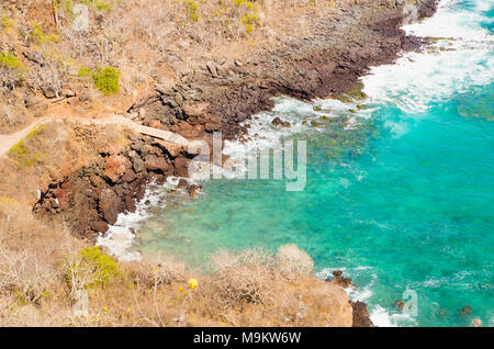 Îles Galapagos. Paysage des îles Galapagos. Falaises s'étend dans l'océan Banque D'Images