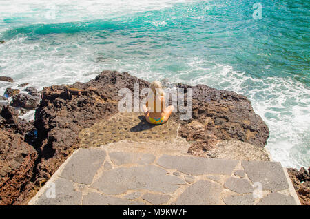 Vue extérieure de la superbe jeune femme aux cheveux blancs appréciant le paysage des îles Galápagos Banque D'Images