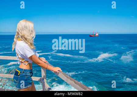 Belle vue extérieure de la superbe jeune femme aux cheveux blancs appréciant le paysage des îles Galápagos Banque D'Images