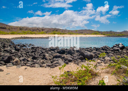 Superbe vue sur les îles Galapagos avec rochers dans l'océan des îles Galápagos Banque D'Images