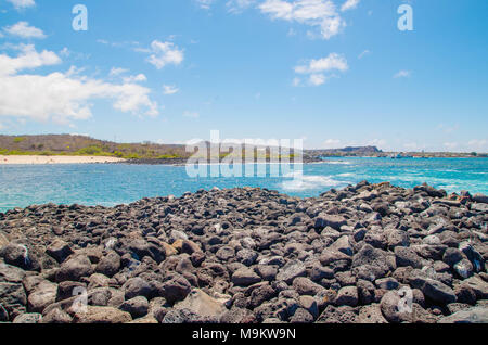 Superbe vue sur les îles Galapagos avec rochers dans l'océan des îles Galápagos Banque D'Images