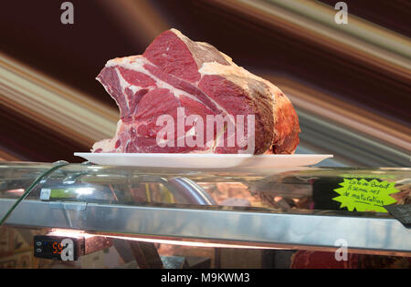 Une coupe de bœuf affichée à une boucherie à Paris, France - Le signe dit cote de boeuf 8 semaines de maturation 'cate de boeuf 8 semai nes de maturati Banque D'Images