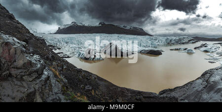 Vue panoramique spectaculaire du Glacier Svinafellsjokull et Hvannadalshnukur en crête est de l'Islande Banque D'Images