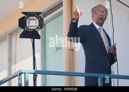 Le révérend Samuel "Billy" Kyles, qui était derrière le révérend Martin Luther King Jr. quand il a été tué, visite le Musée national des droits civils. Banque D'Images