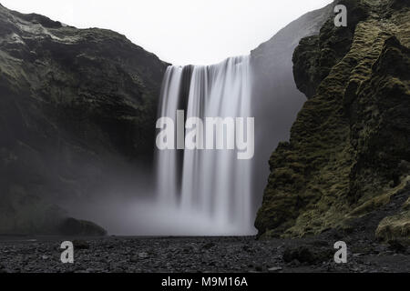 Serene Long Exposure of Skogafoss Chute d'eau dans le sud de l'Islande Banque D'Images