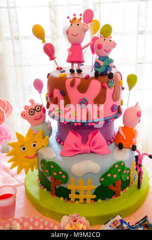Peppa Pig Gateau D Anniversaire Happy 2 Ans Gateau Anniversaire Close Up Photo Stock Alamy