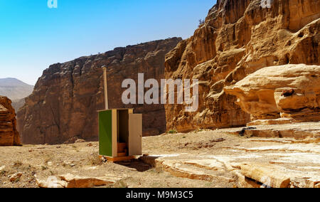 Équipements en Chambre toilettes mobiles mis en place pour les touristes en route vers le grand monument Deir Ad à Petra, Wadi Musa, Jordanie, Moyen-Orient Banque D'Images