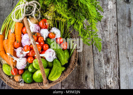 Dans le panier de légumes colorés, de produits biologiques de marché fermier sur table en bois Banque D'Images