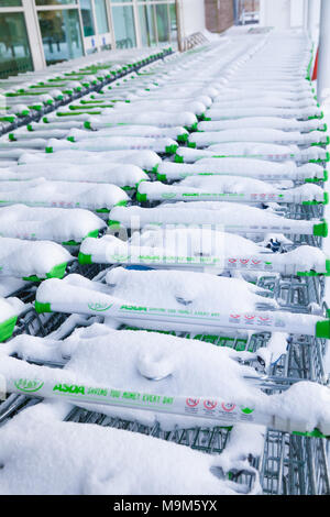 L'Asda shopping trollies couvertes de neige au cours de la bête de l'est la tempête. Banque D'Images