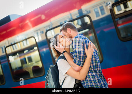 Beautiful couple Parting at train station Banque D'Images