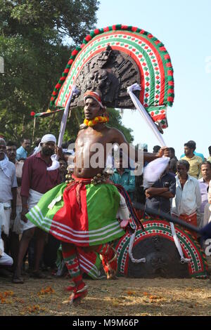 Photos prises lors d'un festival de temple près de thrissur,avec,thira puthan composent du visage rituels, Banque D'Images