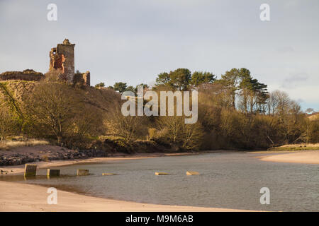 Les vestiges de Château Rouge près de Lunan Bay Angus en Écosse. Banque D'Images