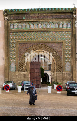 Maroc, Meknès, Place el-Hedim, Bab El Mansour, à côté de la porte, plus petite passerelle impériale Banque D'Images