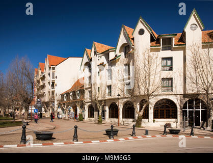 Mc276 Maroc, Ifrane, Moyen Atlas resort, cafés et les hôtels de la route piétonne Banque D'Images