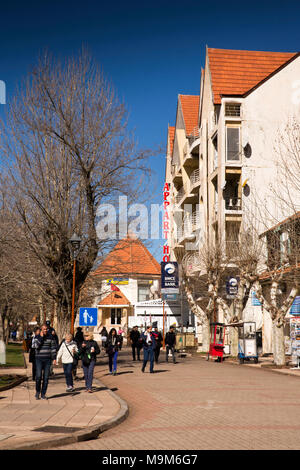 Le Maroc, Ifrane, Moyen Atlas resort, les visiteurs de l'extérieur de la route piétonne Appart Hotel Banque D'Images