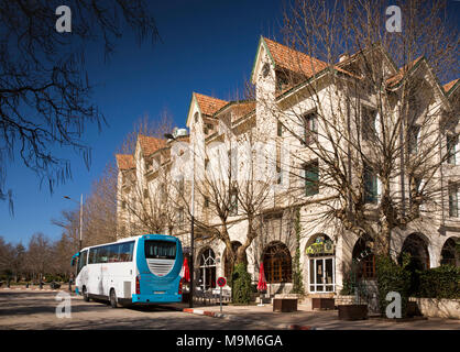 Mc278 Maroc, Ifrane, Moyen Atlas resort, bus touristique à l'extérieur de l'Hôtel Chamonix Banque D'Images