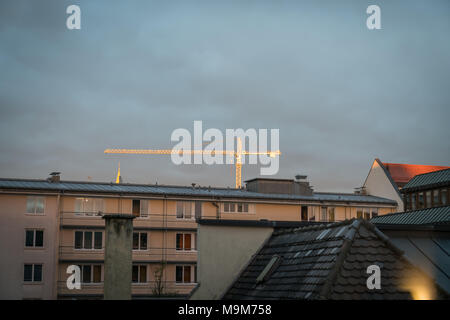 MUNICH ALLEMAGNE - Septembre 11, 2017 ; Crane bâtiments de Munich se distingue comme un coucher de soleil l'attrape contre ciel nuageux. Banque D'Images