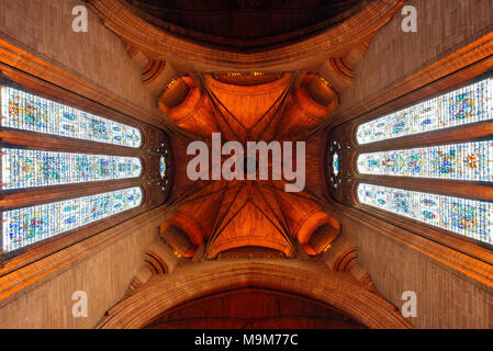 À la recherche jusqu'à la tour de la cathédrale anglicane de Liverpool, Banque D'Images