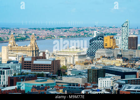 L'horizon avec Liverpool Liver Building a gauche, la rivière Mersey et au-delà de Birkenhead Banque D'Images