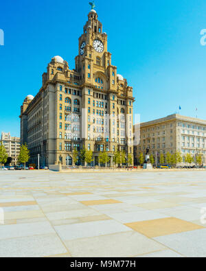 Le Liver Building et Cunard Building, deux des "Trois Grâces" en tête la célèbre jetée de Liverpool Banque D'Images