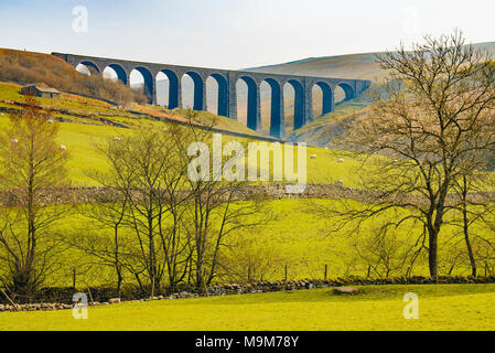 L'Arten Gill Viaduct sur la ligne de chemin de fer Settle-Carlisle Dentdale ci-dessus dans le Yorkshire Dales National Park, England Banque D'Images