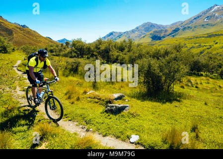 Du vélo de montagne sur le sentier du lac Moke près de Queenstown, Nouvelle-Zélande Banque D'Images