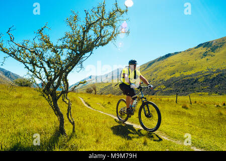 Du vélo de montagne sur le sentier du lac Moke près de Queenstown, Nouvelle-Zélande Banque D'Images