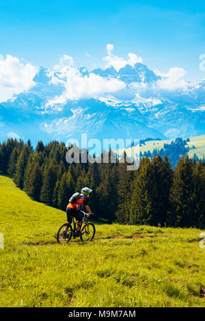 Coureur participant à Pass'Portes du Soleil MTB 2016 Événement de vélo de montagne, avec vue sur les Dents du Midi Banque D'Images