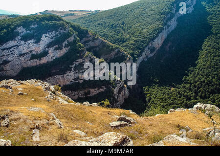 Rocky montagnes de calcaire dans le Haut-Karabakh, un territoire contesté entre l'Arménie et l'Azerbaïdjan mais internationalement reconnus comme faisant partie du Azerbaija Banque D'Images