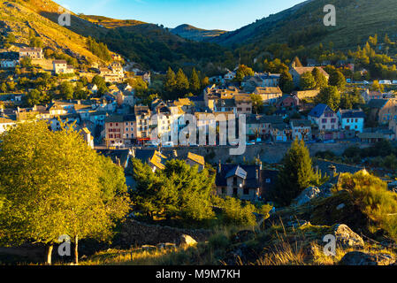 Regardant vers le bas sur le Pont de Montvert sur le sentier Robert Louis Stevenson dans les Cévennes, Lozère, France Banque D'Images