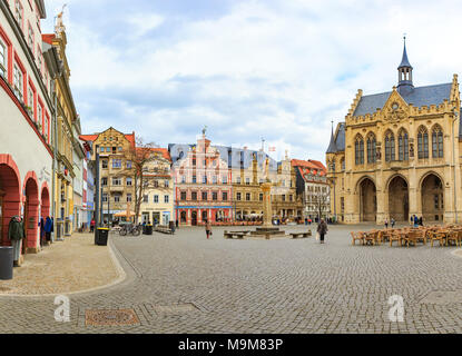 ERFURT, ALLEMAGNE - circa 2018, mars : Le Fischmarkt et Rathaus de ville d'Erfurt, Thuringe, Allemagne Banque D'Images