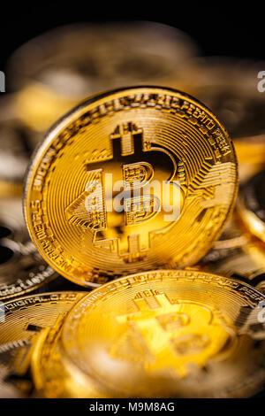 Or de nombreux bitcoins restant sur la surface réfléchissante avec une seule mise au point nette bitcoin Banque D'Images