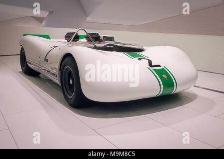 STUTTGART, ALLEMAGNE, LE 7 AVRIL, 2017 : White 1968 Porsche 909 Bergpyder dans le musée Porsche Banque D'Images