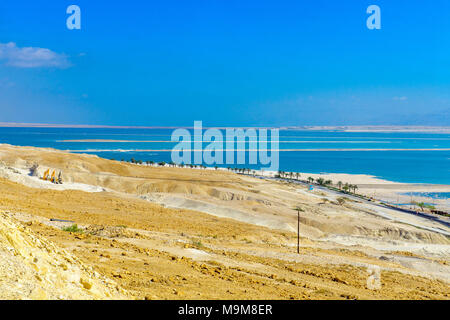 Paysage du désert de sel et les étangs d'évaporation dans la section sud de la Mer Morte, dans le sud d'Israël Banque D'Images