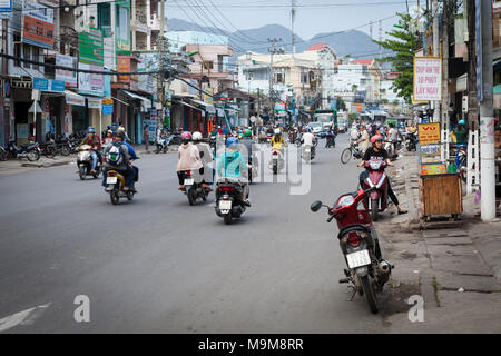 Nha Trang, Vietnam - 16 mars 2017 : tous les jours le trafic lourd scooter on city street Banque D'Images